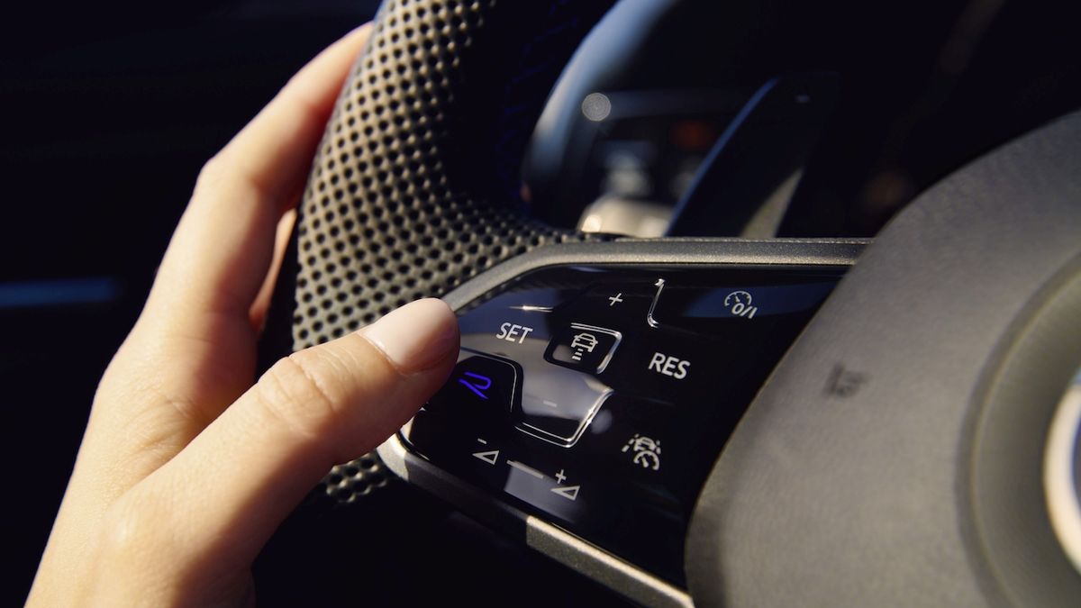 Volkswagen se vrátí ke klasickým tlačítkům na volantu, dotykové plošky neuspěly
